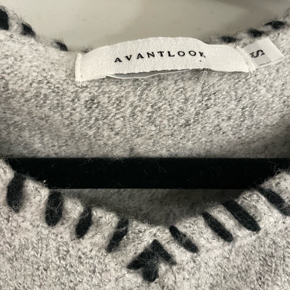 Avantlook sweater with flared sleeves & detailed stitching - Picture 3 of 3